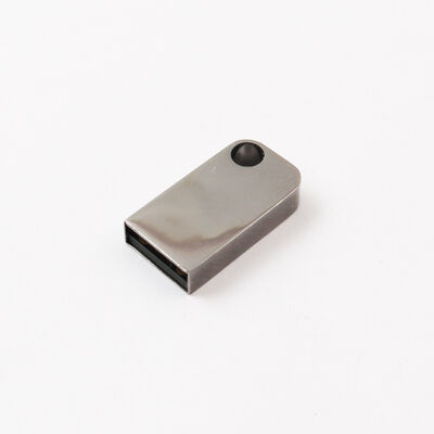 محرك فلاش USB صغير مع ثقب يمكن أن يضع مفتاح سلسلة معدنية محرك فلاش USB يمكن تخصيص شعار الليزر