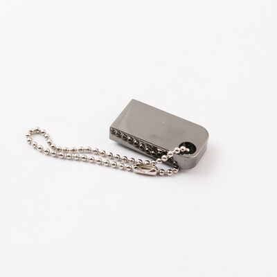 محرك فلاش USB صغير مع ثقب يمكن أن يضع مفتاح سلسلة معدنية محرك فلاش USB يمكن تخصيص شعار الليزر