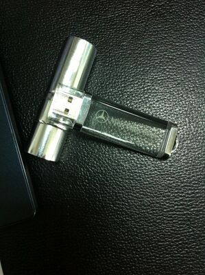 شعار منقوش على الأكريليك داخل محرك فلاش USB يدعم الاختيار الأمثل للمؤتمرات والمعارض التقنية