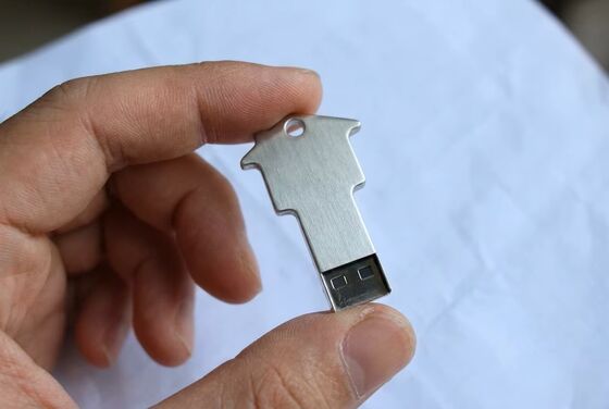سلسلة اللؤلؤ المعدنية محرك فلاش USB فضي جهاز تخزين مضغوط درجة حرارة التشغيل من 50 إلى 80 درجة مثالية للأعمال