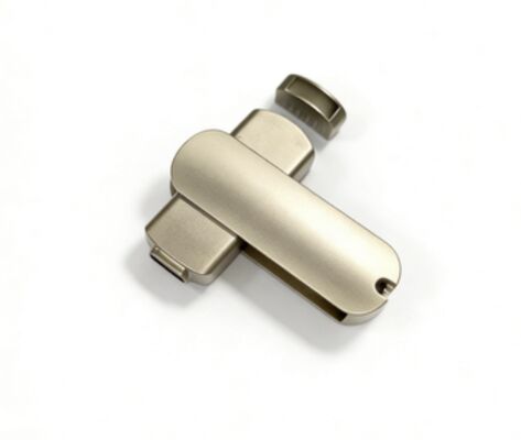 جسم فضي غير لامع بمنفذ USB A و Type C مع ذاكرة سريعة ويمكن تخصيص الشعار