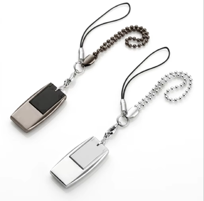 محرك فلاش USB صغير مع سلسلة مفاتيح يمكن أن يحمل شعار الليزر وشعار الطباعة حسب الطلب ويمكن لجسم USB أن يفعل اللون الفضي والرمادي