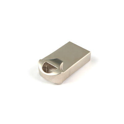 فضي مع محرك فلاش USB معدني لامع، سرعات نقل بيانات سريعة، غلاف معدني متين مناسب لتخزين البيانات بشكل آمن