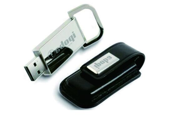 محرك أقراص فلاش USB مصنوع من جلد OEM باللون البني، وهو حل تخزين محمول أنيق ومتين مثالي لهدايا الشركات والمناسبات